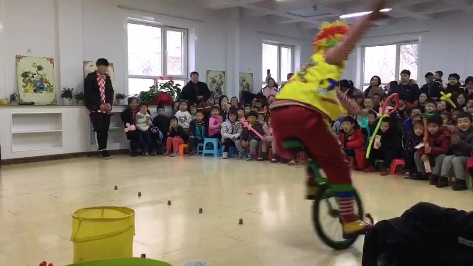 北京小丑独轮车表演视频